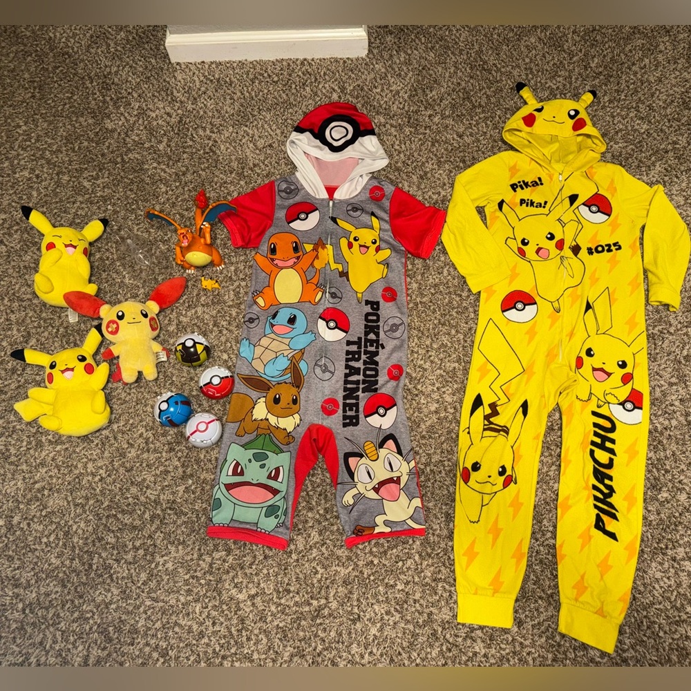Pokémon pajamas M plush Pikachu, pop & throw balls, Charizard Figure lot